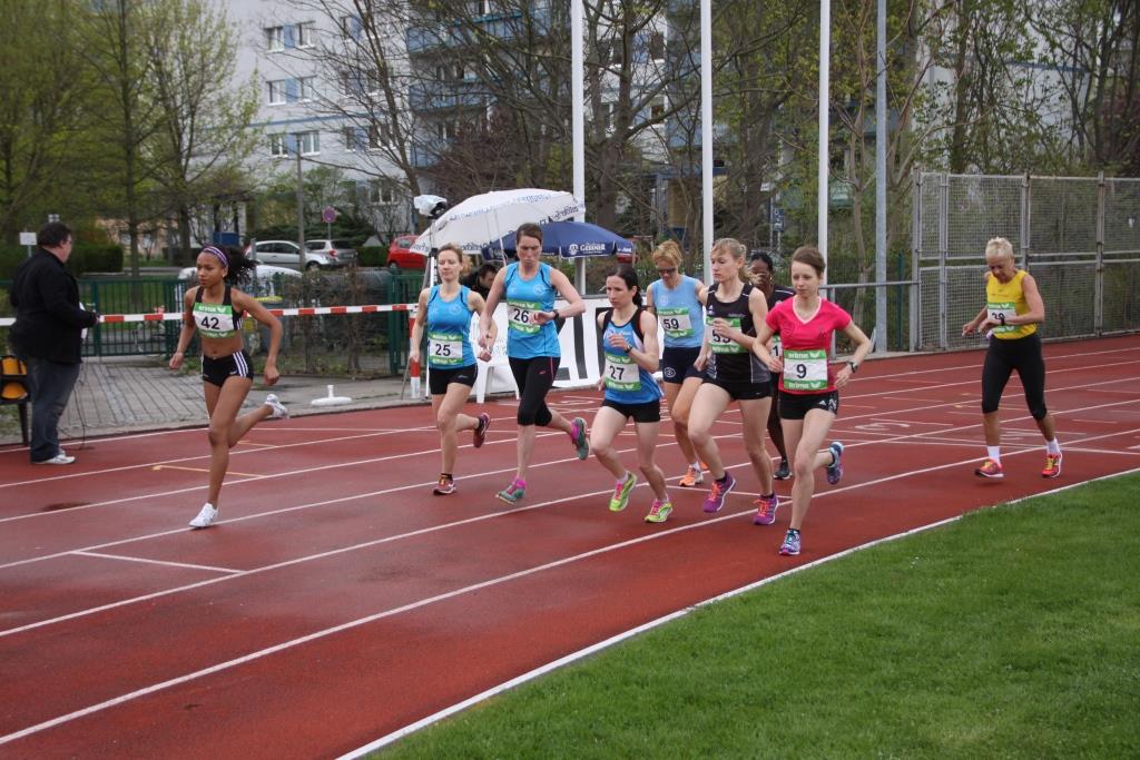 Start zum 10000 m - Lauf der Frauen.