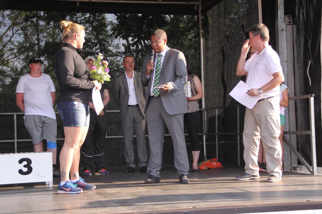 Marcus Marinho gratuliert Jennifer Dahlgren Foto: Ilir Hajredini
