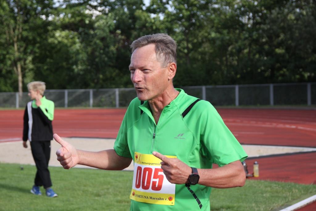 Inklusionsbeauftragter Peter Krätzschmar bittet um Unterstützung für Ilir Hajredini und dreht dann selbst seine Runden im 10000 m - Lauf Foto: Heinz Nabrowsky