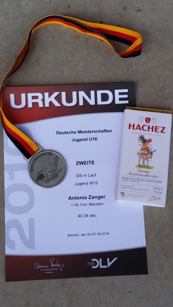 In vielen Trainingsstunden von Antonia hart erarbeitet - Medaille und Urkunde für den 2.Platz im 300 m - Lauf.