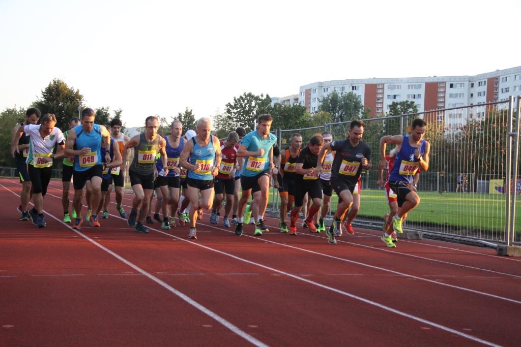 Ein starkes Feld startete 10000 m - Lauf Foto: Ilir Hajredini