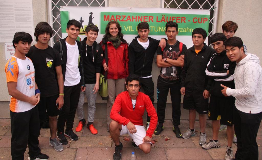 Zum ersten Mal bei einem Wettkampf - die Laugruppe afghanischer Jugendlicher mit Frau Stegemann